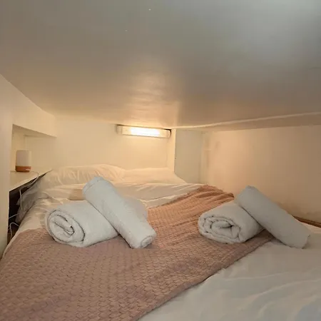 Unbeatable Location! Cozy Parisian Getaway For Two Paris
